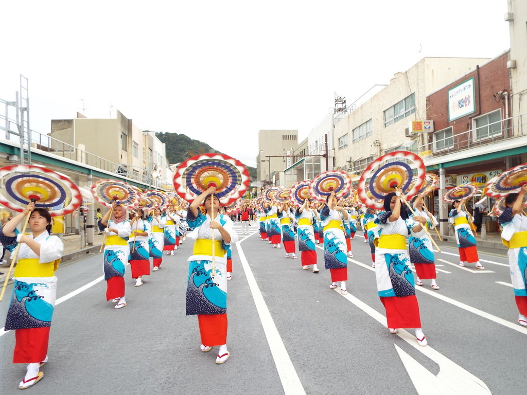傘踊りを披露する鳥取大学International踊り子隊