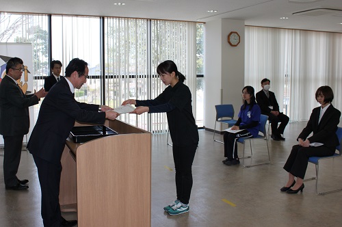 田村理事から表彰状を授与される学生