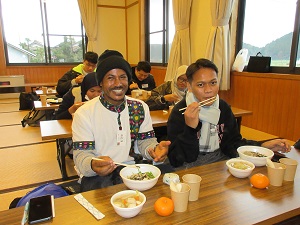 殿地区の食を味わう留学生