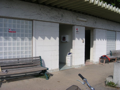 テニスコート管理棟（男子トイレ入口）の画像