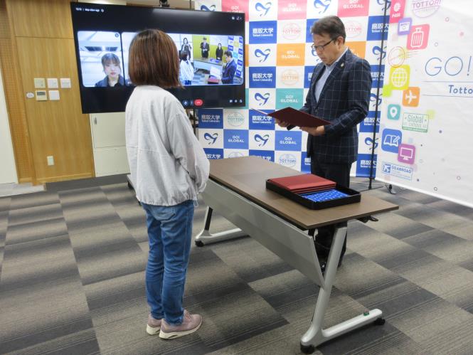 坂口理事より認定証の授与