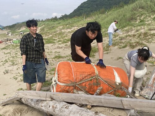 海岸の漂着ごみ(漁具)の回収
