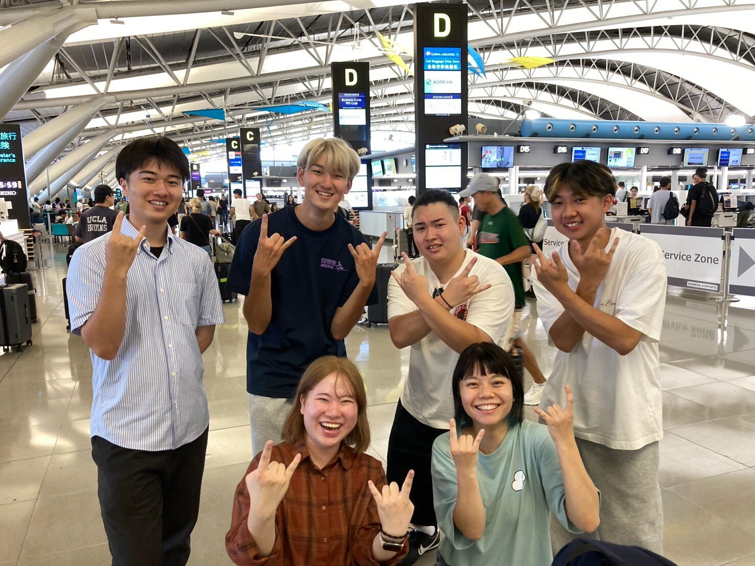 2.関空での集合写真.jpg